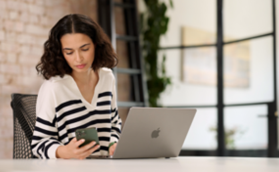 Dame tant sur son iphone et son macbook