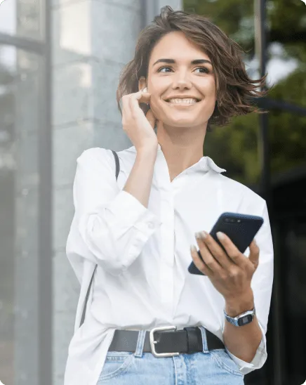 Une femme qui est sur son smartphone