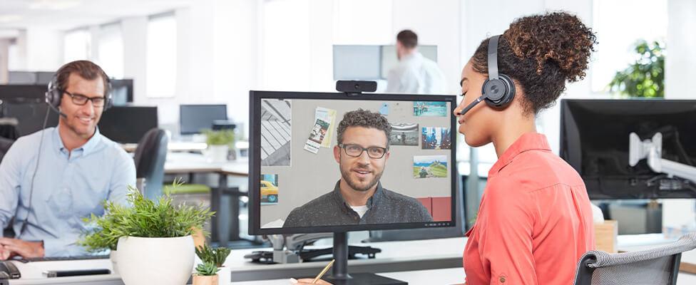 Femme en visioconfrence dans un bureau