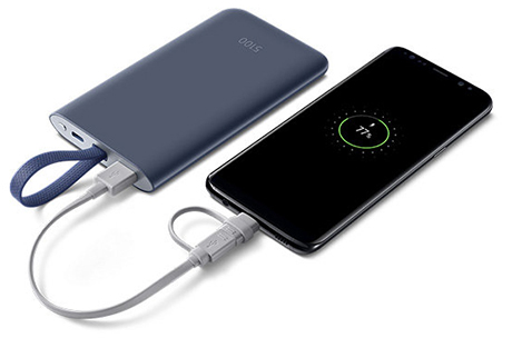 Batterie externe chargeant un Smartphone Samsung