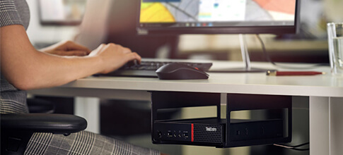 ThinkCenter Tiny de Lenovo install sous la table
