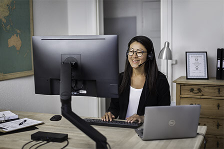 une femme au bureau