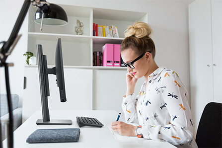 une femme au bureau