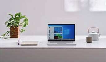 un ordinateur portable sur un bureau