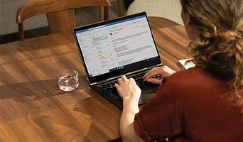 une femme qui utilise son ordinateur portable