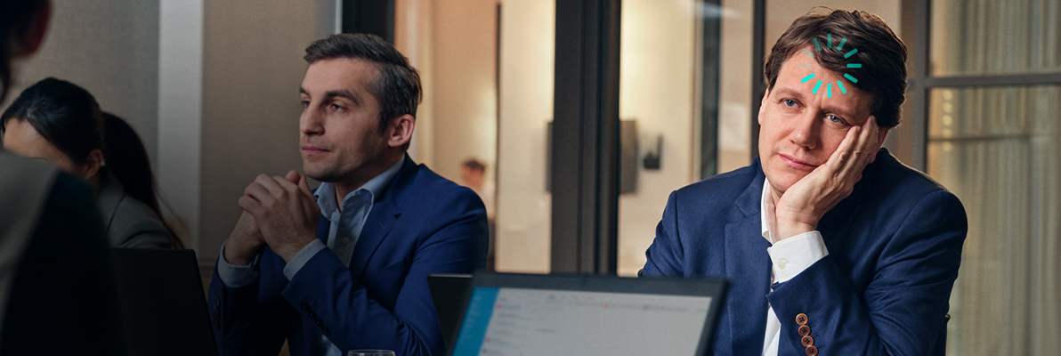 Homme avec main sur la tte devant pc portable