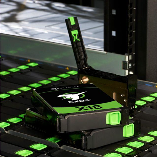 Image de plusieurs disque dur Seagate Exos X20 superposs  gauche
