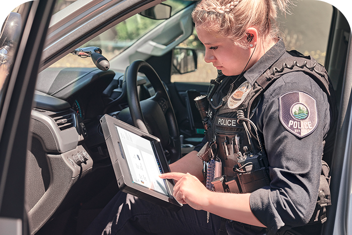 Polici�re dans une voiture travaillant sur une surface Go