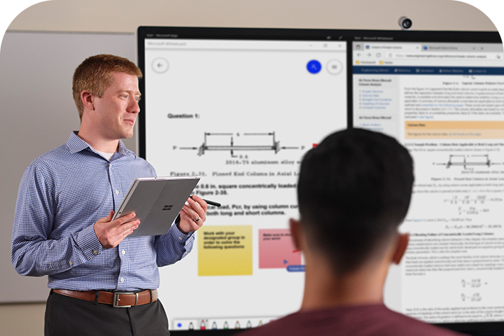 Employer debout en pr�sentation avec une surface pro en main