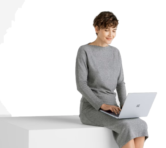 image lifestyle femme qui utilise un surface laptop 6
