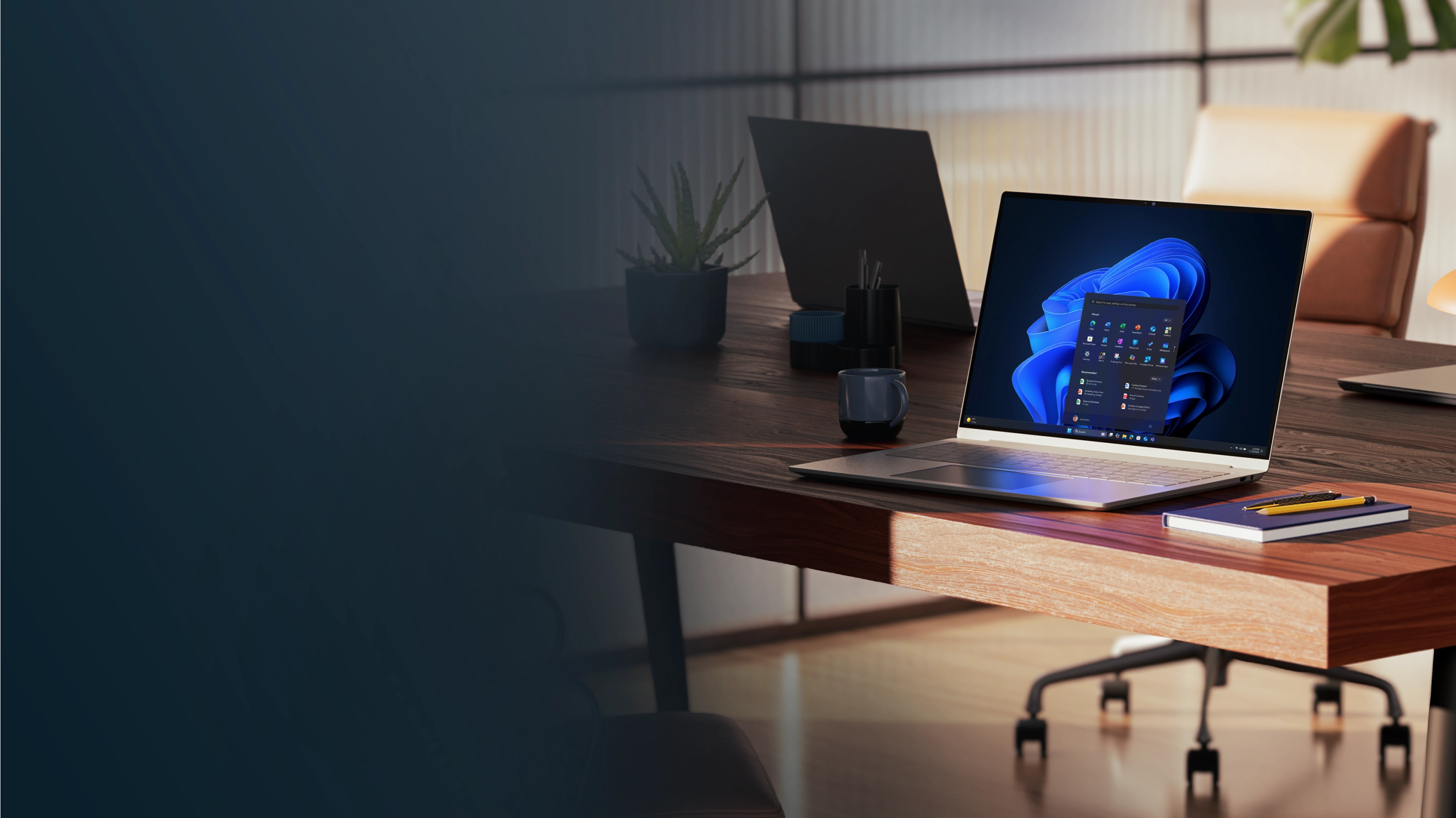 Ordinateur portable Windows 11 Professionnel ouvert sur un bureau