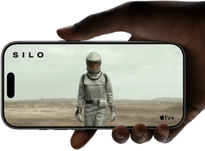 Une main tient un iPhone 17 Pro, argent, à l'horizontale, lecture vidéo sur l'écran bord à bord illustrant l'autonomie